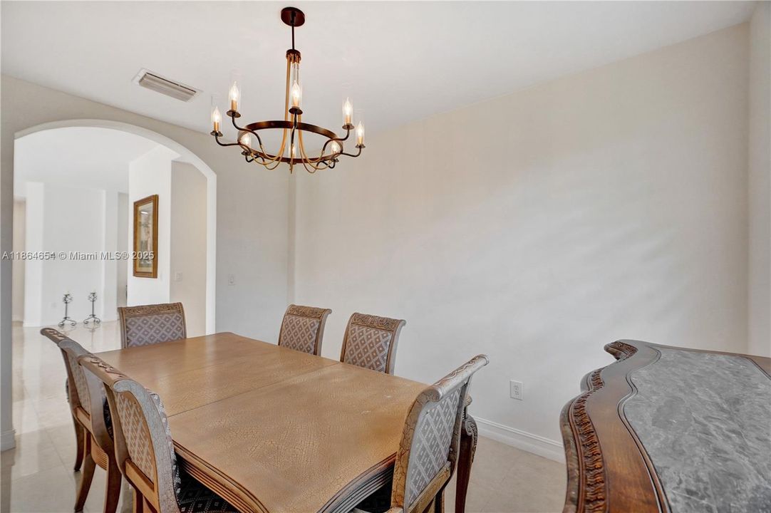 Под контрактом: $930,000 (4 спален, 2 ванн, 2416 Квадратных фут)