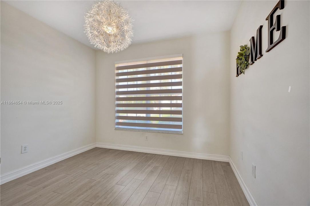 Под контрактом: $930,000 (4 спален, 2 ванн, 2416 Квадратных фут)