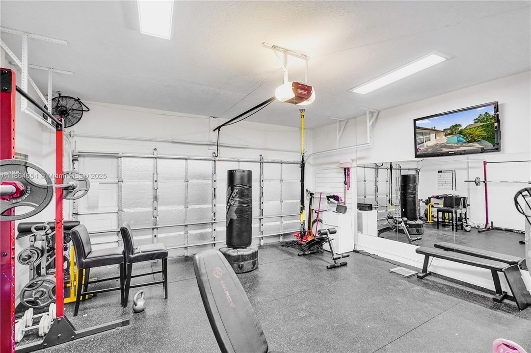 Под контрактом: $930,000 (4 спален, 2 ванн, 2416 Квадратных фут)