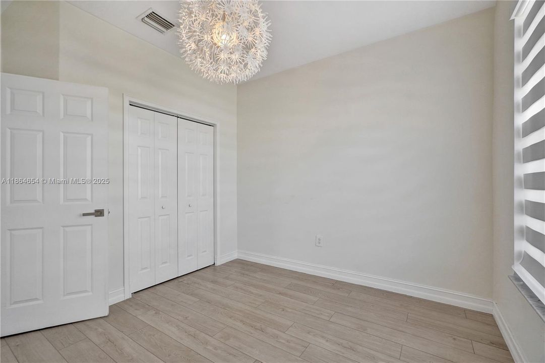 Под контрактом: $930,000 (4 спален, 2 ванн, 2416 Квадратных фут)