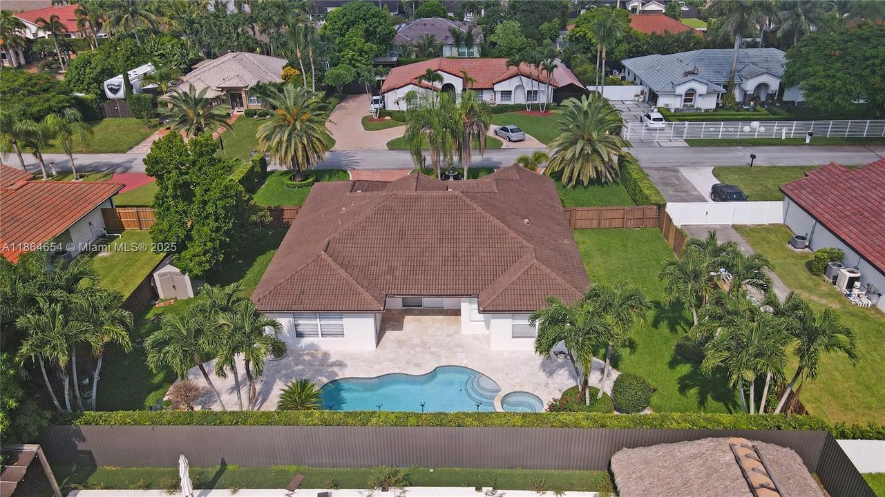 Под контрактом: $930,000 (4 спален, 2 ванн, 2416 Квадратных фут)