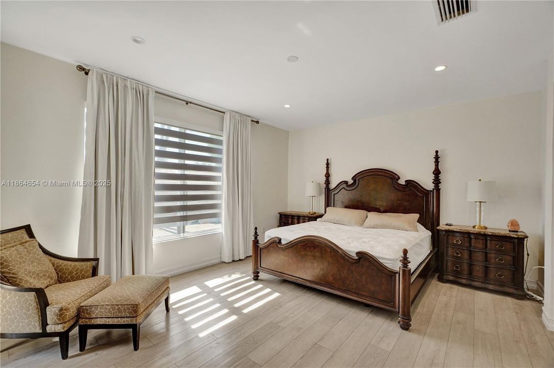 Под контрактом: $930,000 (4 спален, 2 ванн, 2416 Квадратных фут)