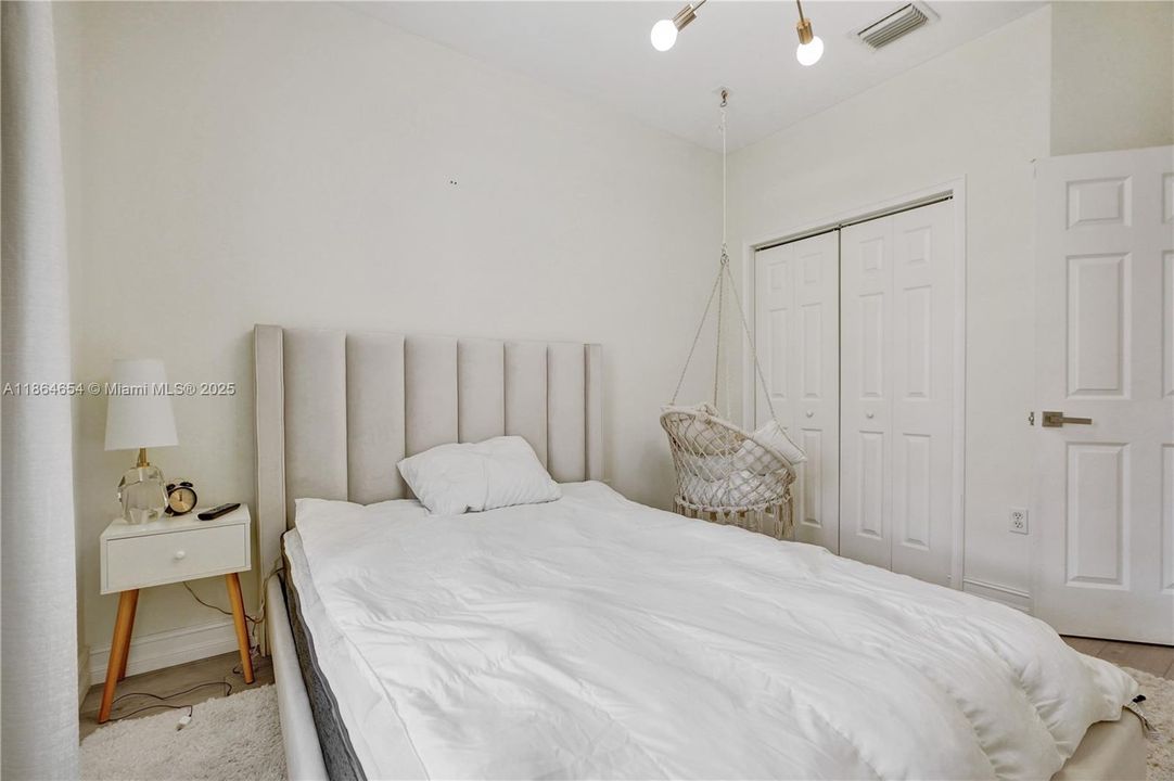 Под контрактом: $930,000 (4 спален, 2 ванн, 2416 Квадратных фут)