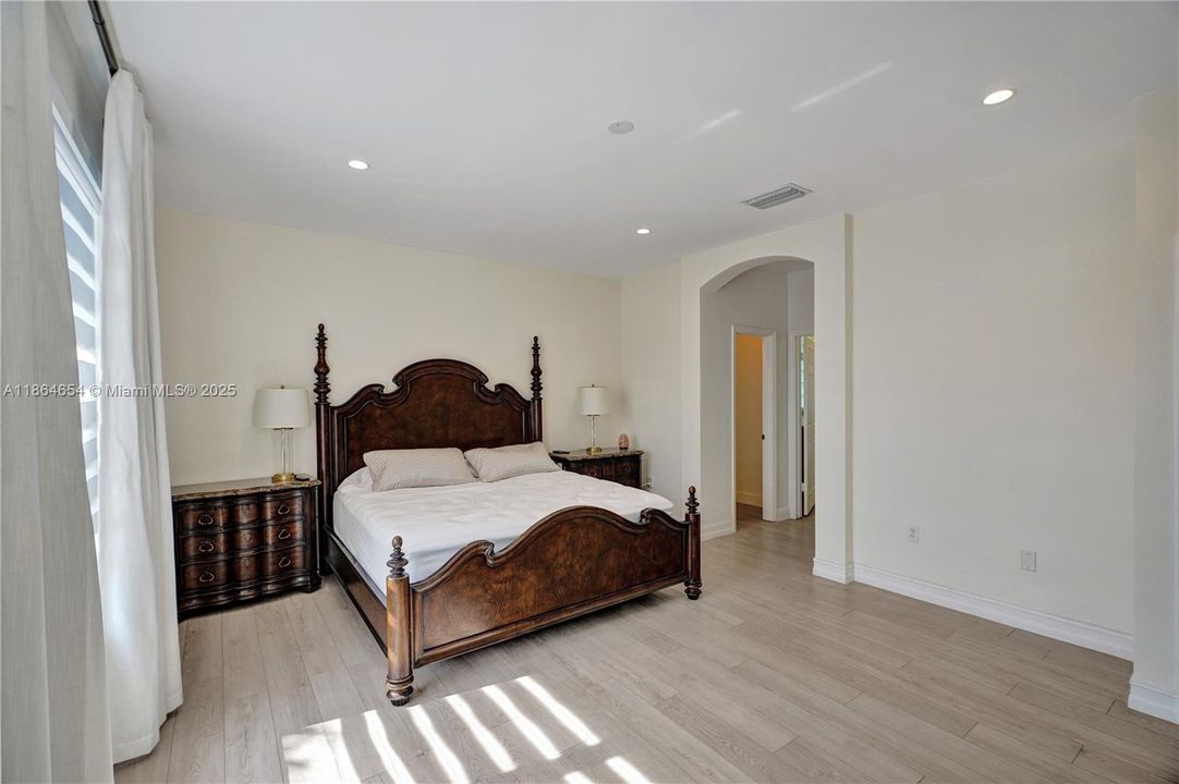 Под контрактом: $930,000 (4 спален, 2 ванн, 2416 Квадратных фут)