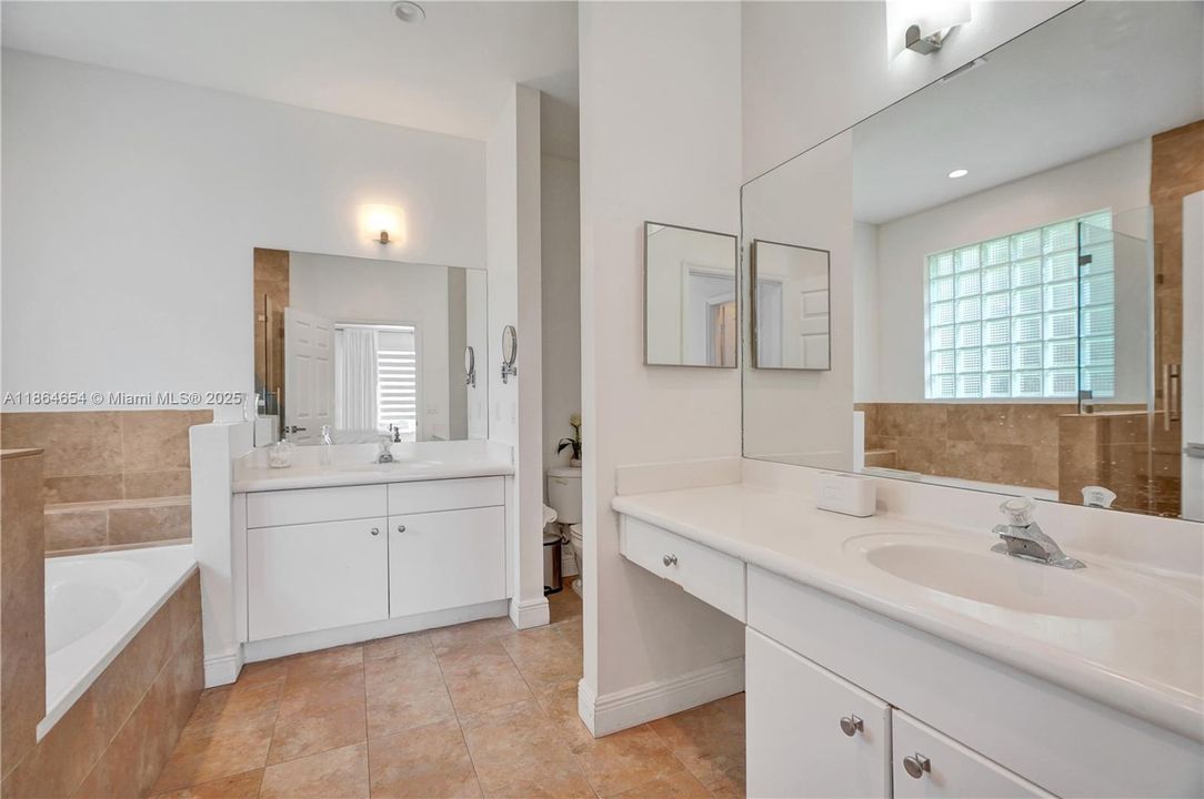 Под контрактом: $930,000 (4 спален, 2 ванн, 2416 Квадратных фут)