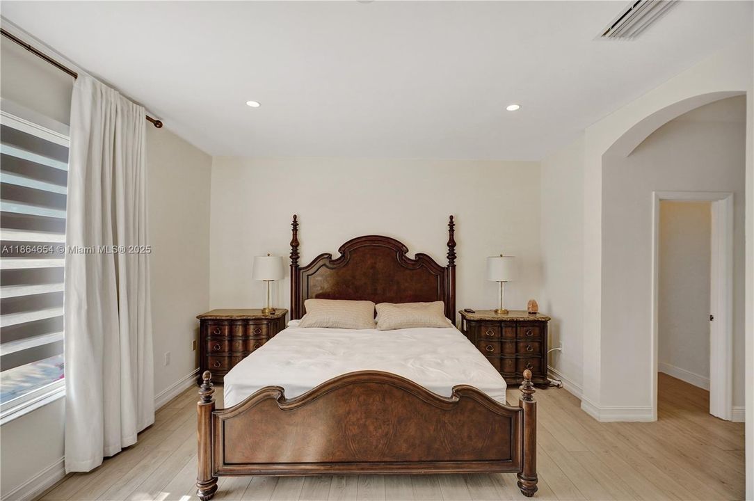 Под контрактом: $930,000 (4 спален, 2 ванн, 2416 Квадратных фут)