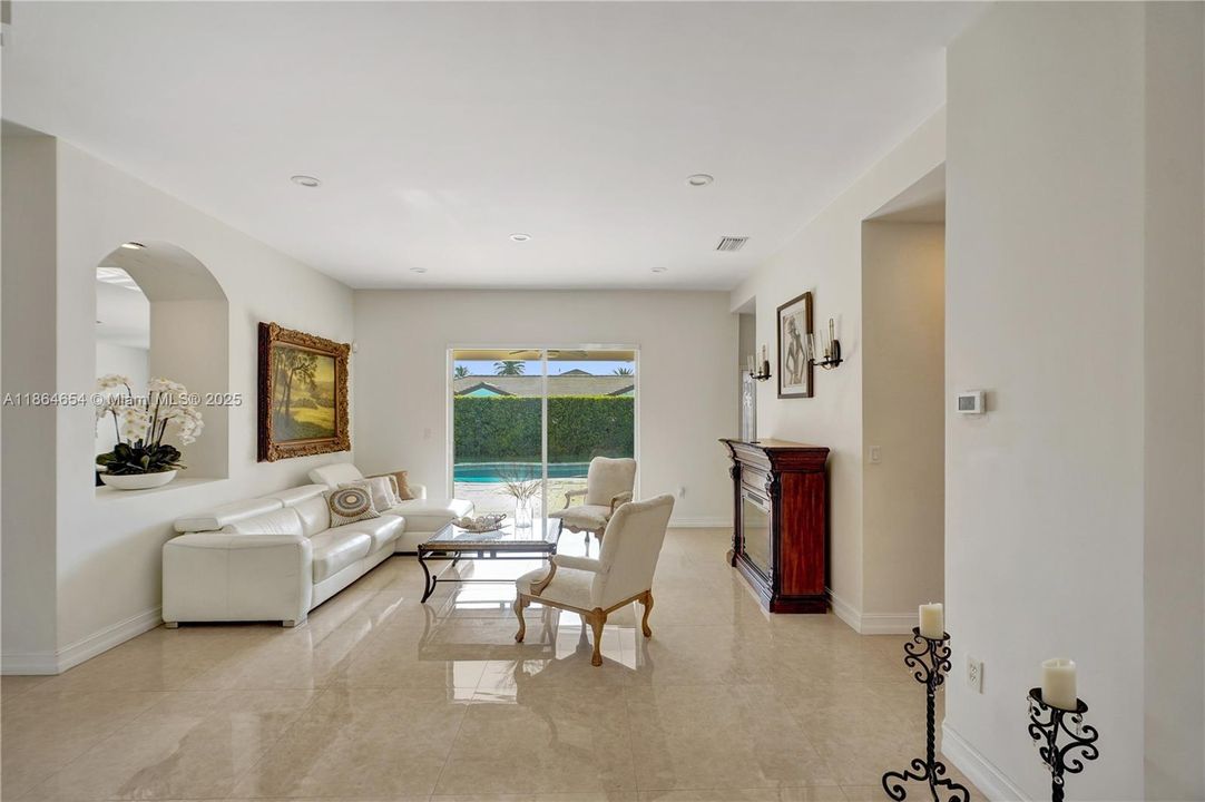 Под контрактом: $930,000 (4 спален, 2 ванн, 2416 Квадратных фут)