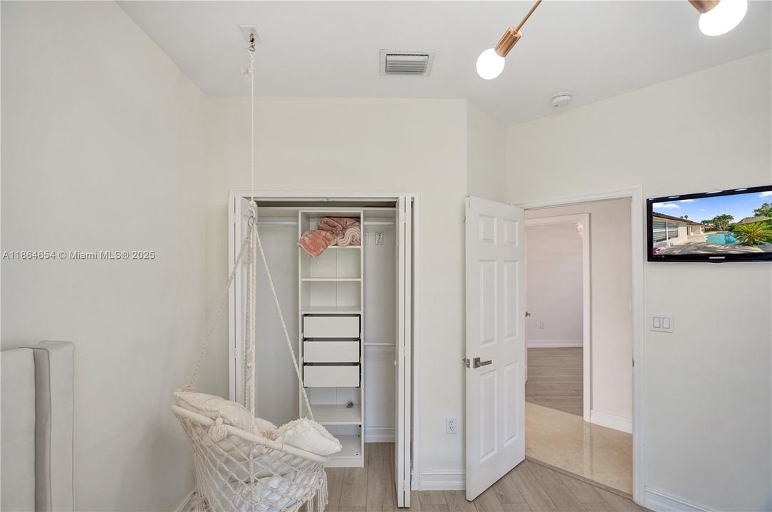 Под контрактом: $930,000 (4 спален, 2 ванн, 2416 Квадратных фут)