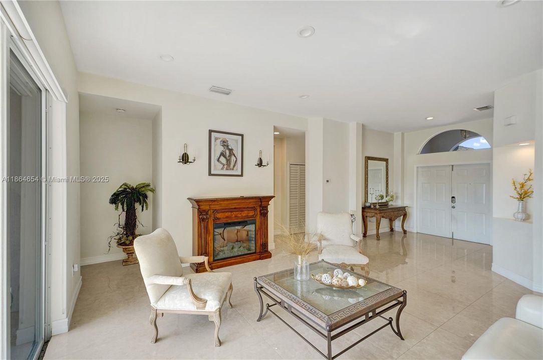 Под контрактом: $930,000 (4 спален, 2 ванн, 2416 Квадратных фут)