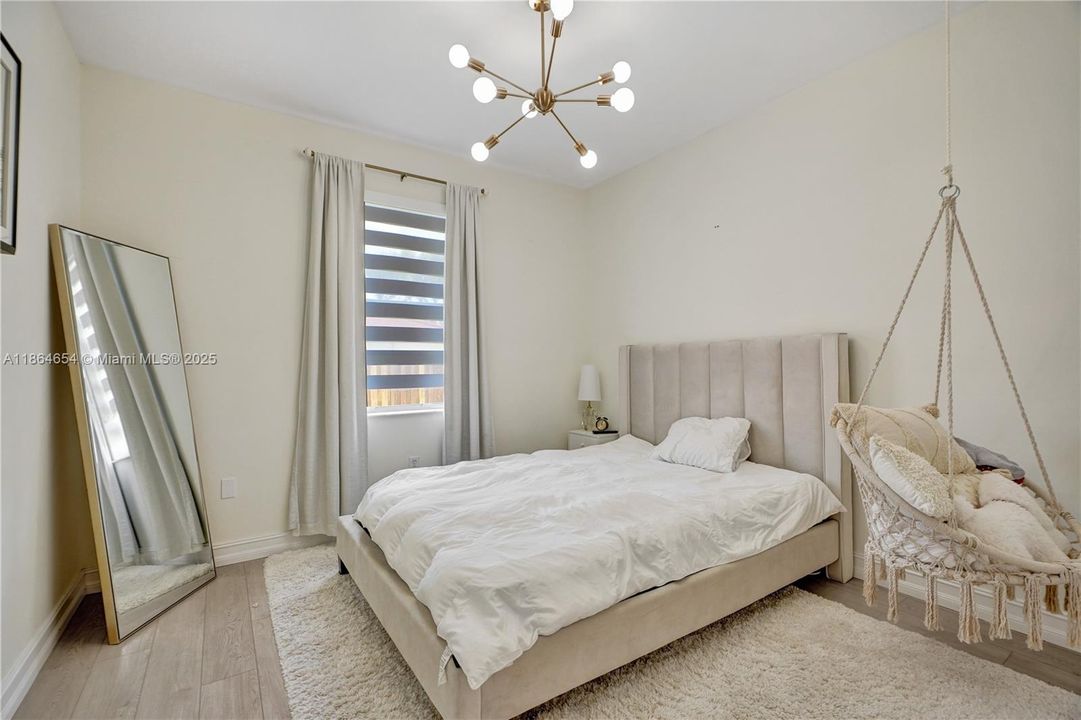 Под контрактом: $930,000 (4 спален, 2 ванн, 2416 Квадратных фут)