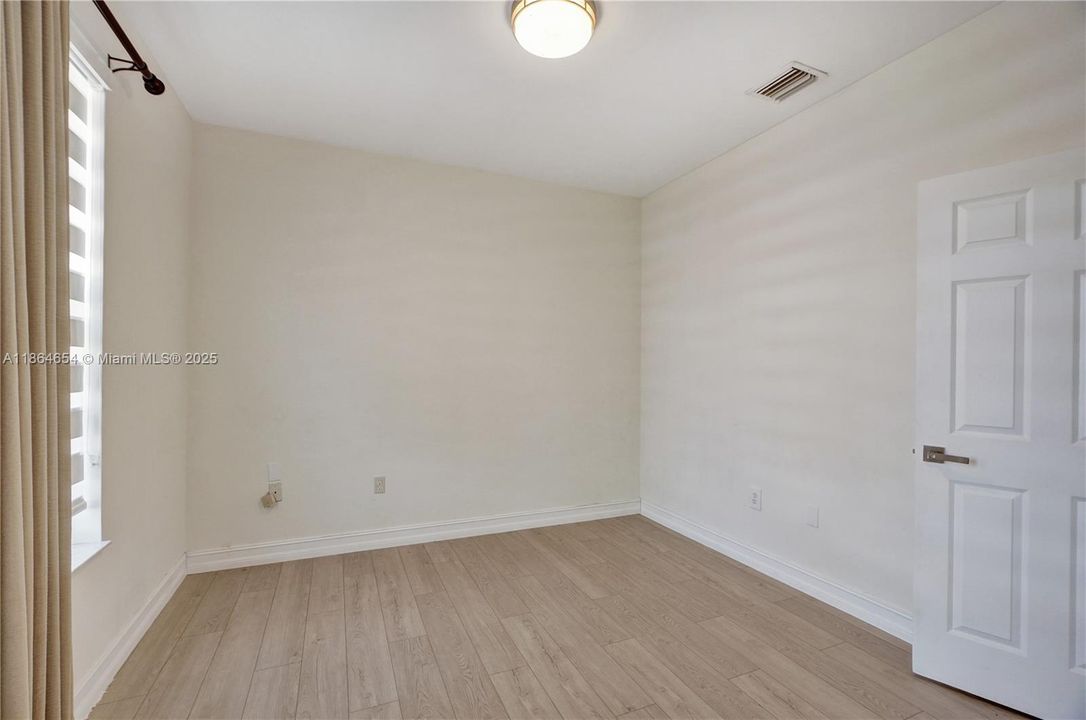 Под контрактом: $930,000 (4 спален, 2 ванн, 2416 Квадратных фут)