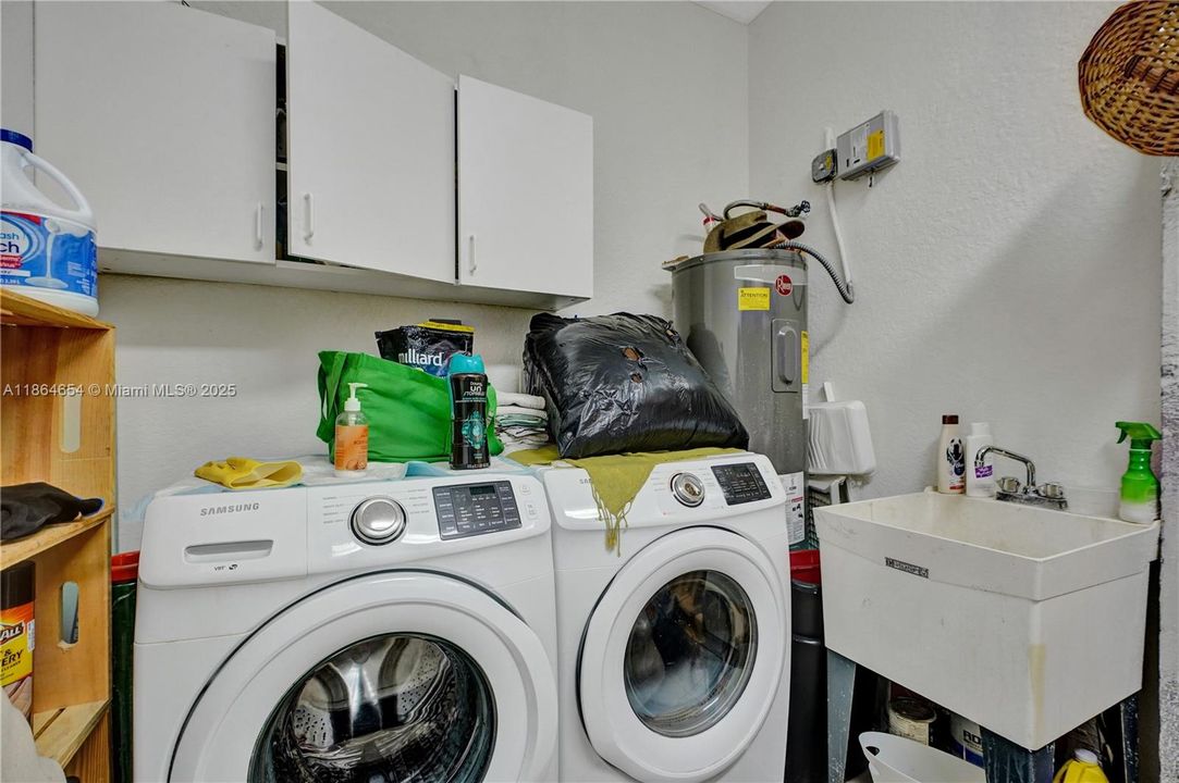 Под контрактом: $930,000 (4 спален, 2 ванн, 2416 Квадратных фут)