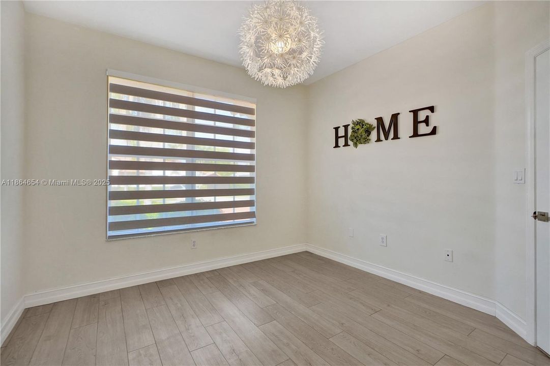 Под контрактом: $930,000 (4 спален, 2 ванн, 2416 Квадратных фут)