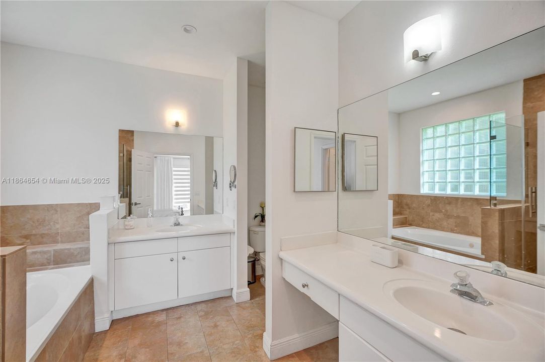 Под контрактом: $930,000 (4 спален, 2 ванн, 2416 Квадратных фут)