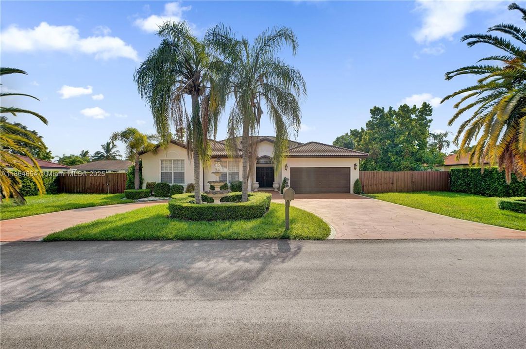 Под контрактом: $930,000 (4 спален, 2 ванн, 2416 Квадратных фут)