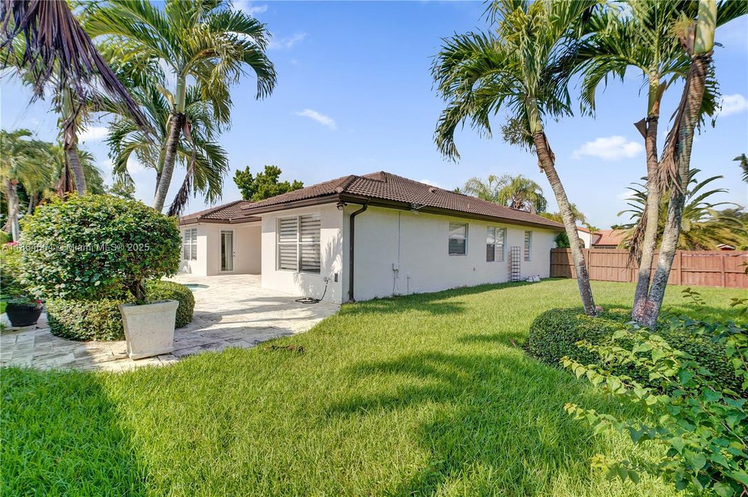 Под контрактом: $930,000 (4 спален, 2 ванн, 2416 Квадратных фут)