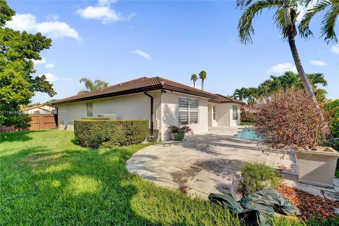 Под контрактом: $930,000 (4 спален, 2 ванн, 2416 Квадратных фут)