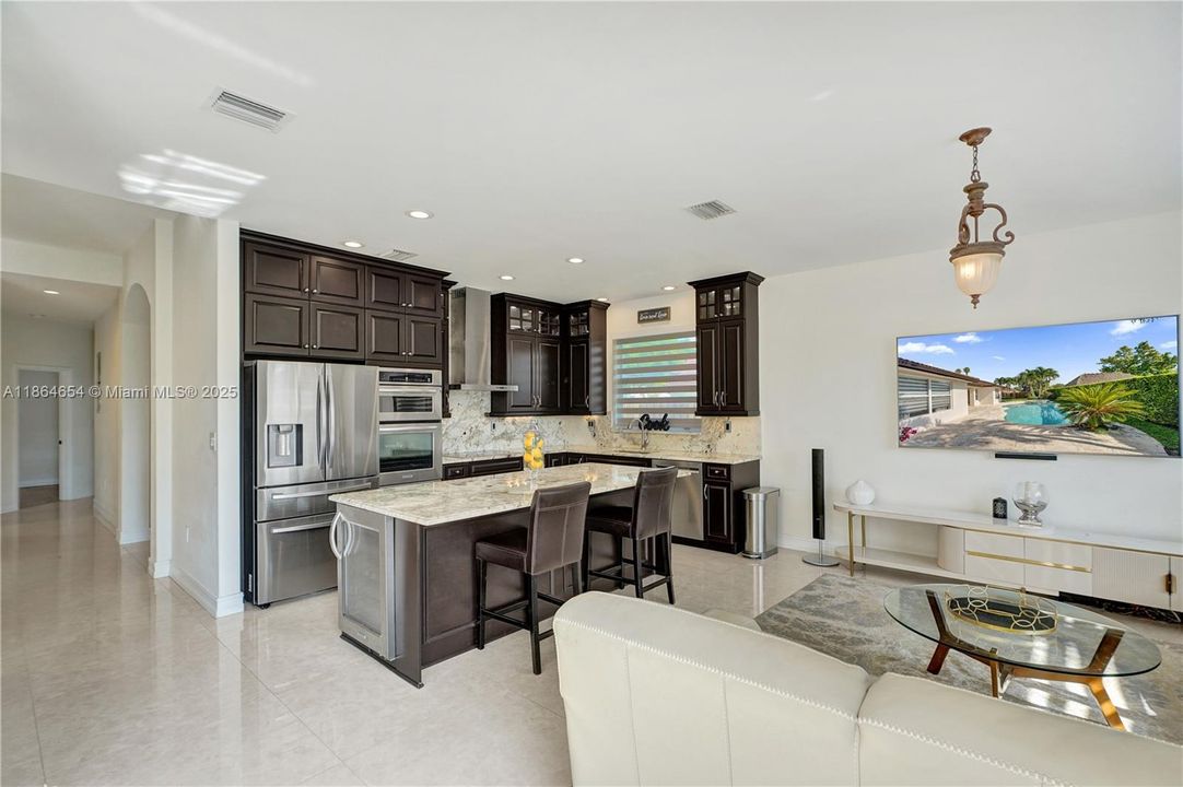 Под контрактом: $930,000 (4 спален, 2 ванн, 2416 Квадратных фут)