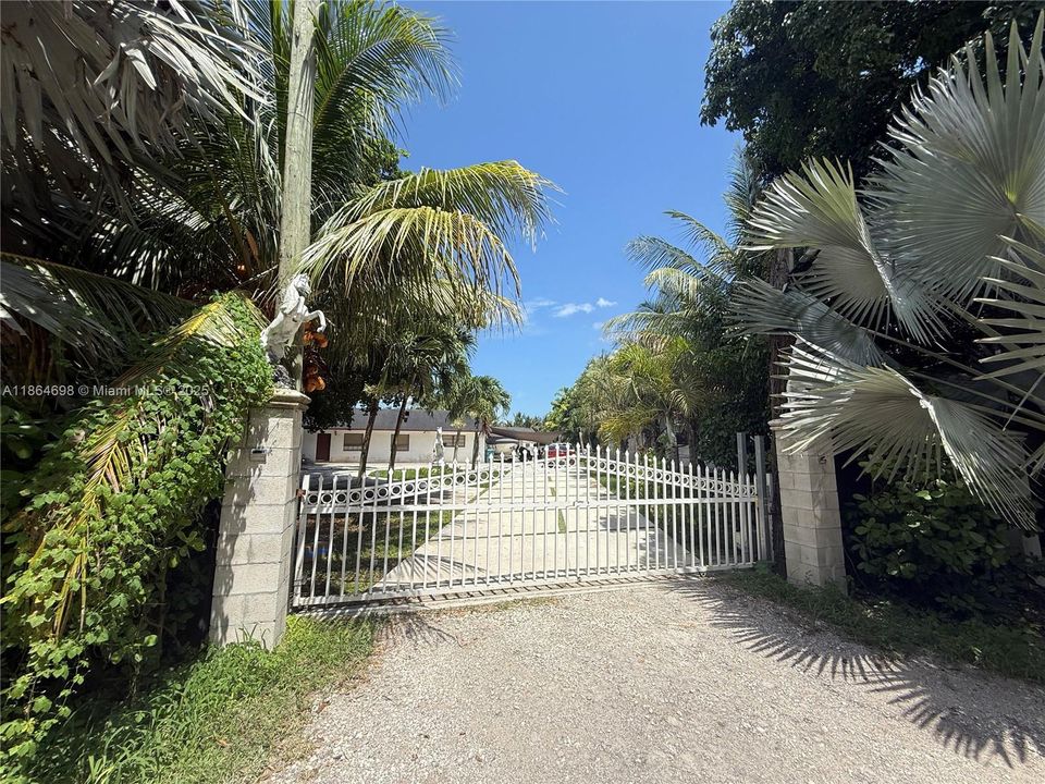 待售: $2,500,000 (4 贝兹, 2 浴室, 3308 平方英尺)