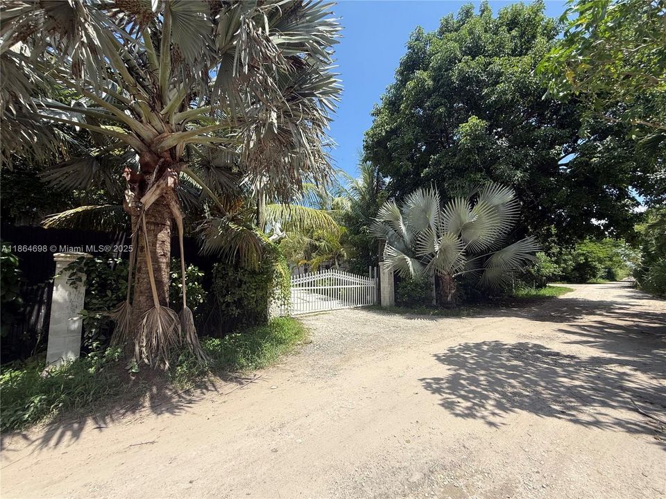 待售: $2,500,000 (4 贝兹, 2 浴室, 3308 平方英尺)