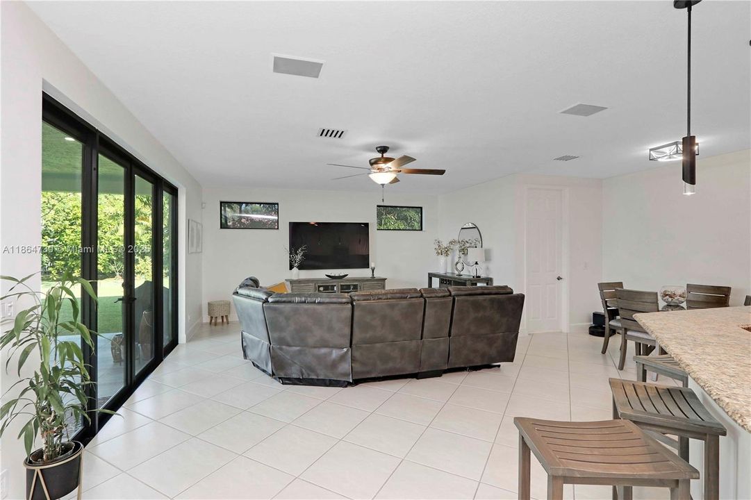 Под контрактом: $1,075,000 (5 спален, 3 ванн, 3305 Квадратных фут)