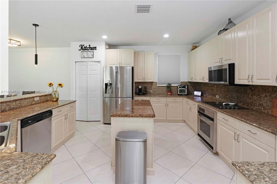 Под контрактом: $1,075,000 (5 спален, 3 ванн, 3305 Квадратных фут)