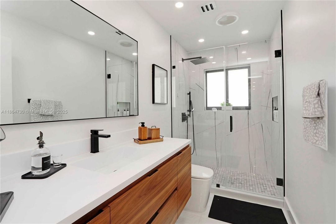 Под контрактом: $1,075,000 (5 спален, 3 ванн, 3305 Квадратных фут)