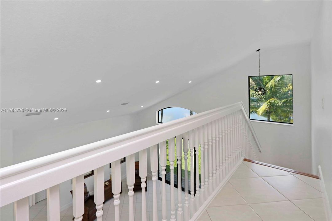 Под контрактом: $1,075,000 (5 спален, 3 ванн, 3305 Квадратных фут)