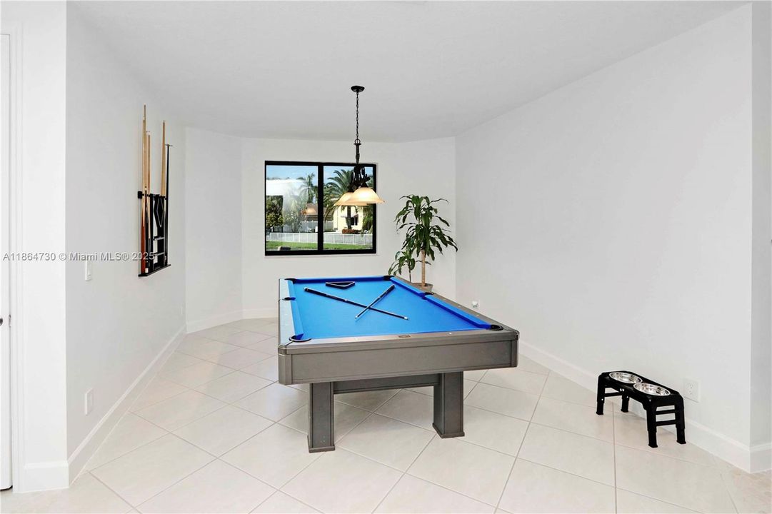 Под контрактом: $1,075,000 (5 спален, 3 ванн, 3305 Квадратных фут)