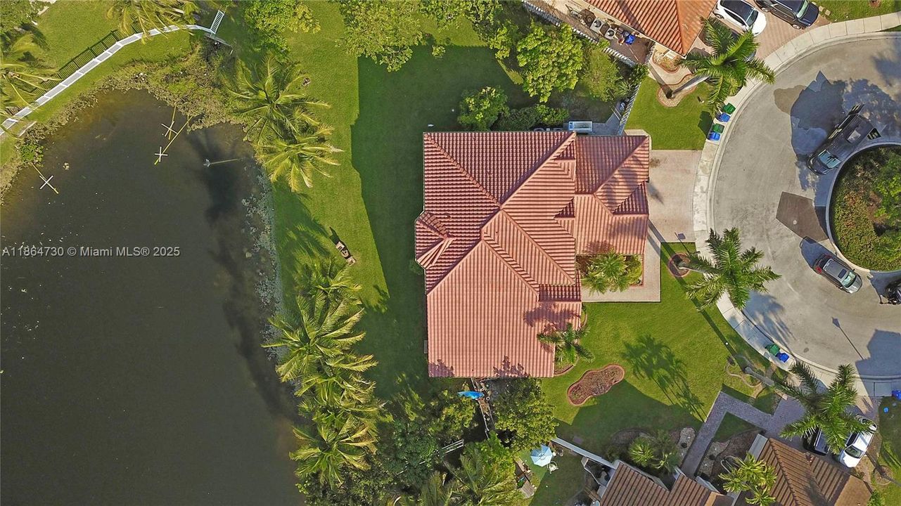 Под контрактом: $1,075,000 (5 спален, 3 ванн, 3305 Квадратных фут)