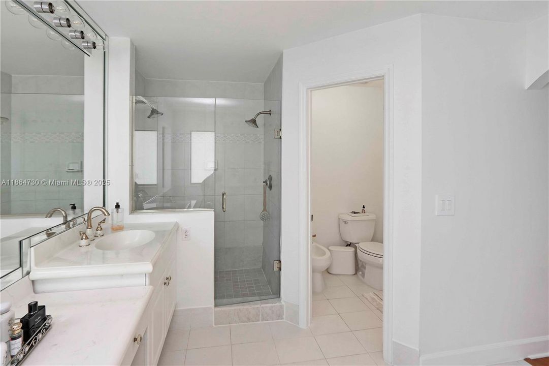 Под контрактом: $1,075,000 (5 спален, 3 ванн, 3305 Квадратных фут)