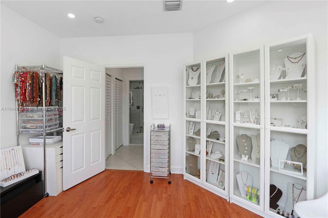 Под контрактом: $1,075,000 (5 спален, 3 ванн, 3305 Квадратных фут)