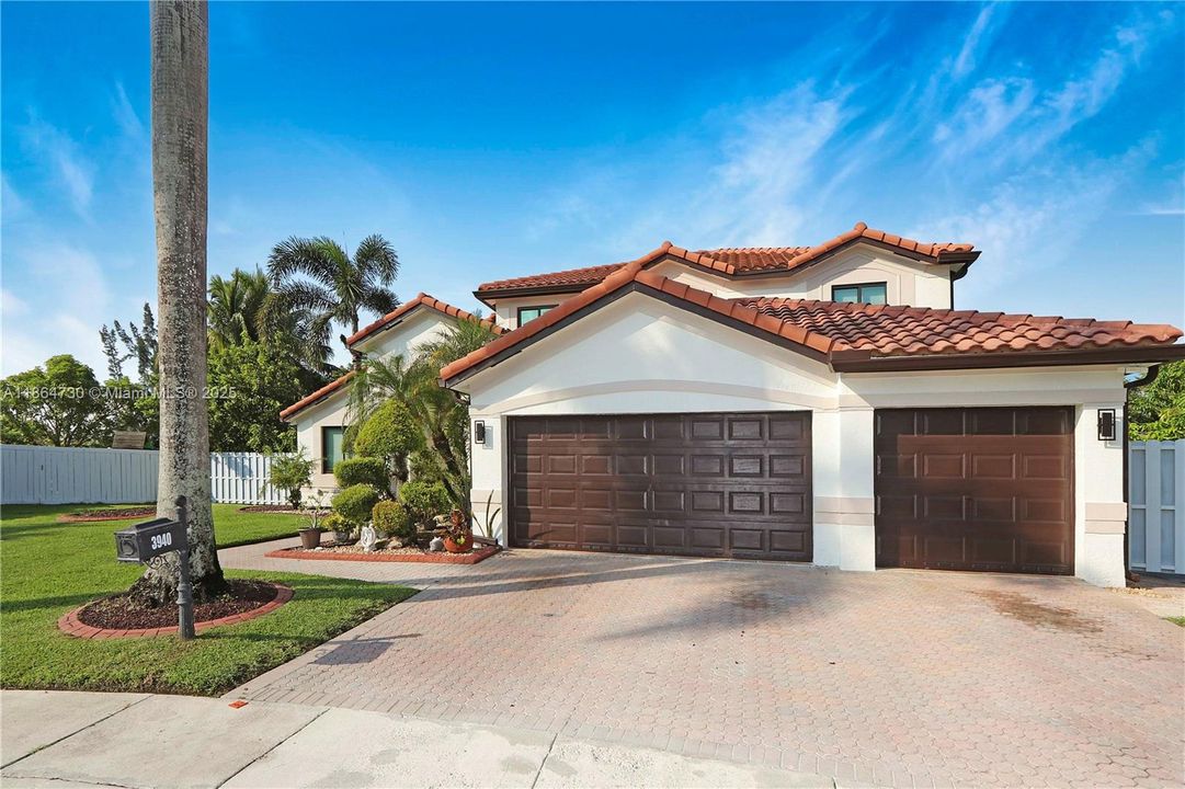 Под контрактом: $1,075,000 (5 спален, 3 ванн, 3305 Квадратных фут)