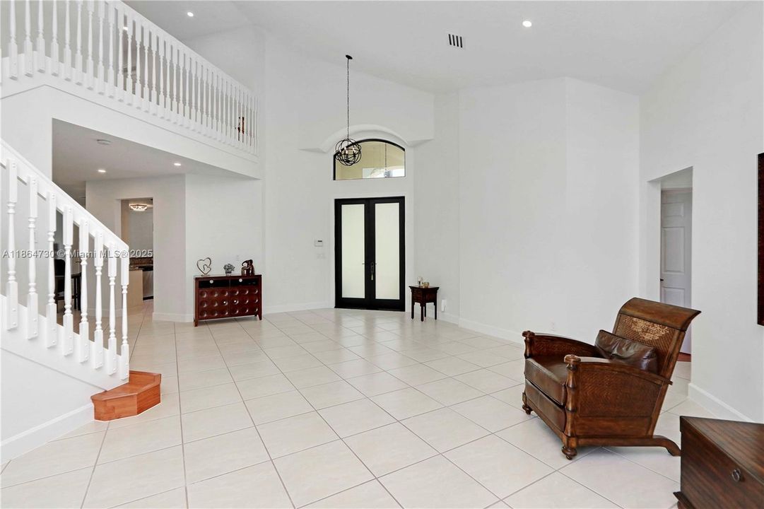 Под контрактом: $1,075,000 (5 спален, 3 ванн, 3305 Квадратных фут)