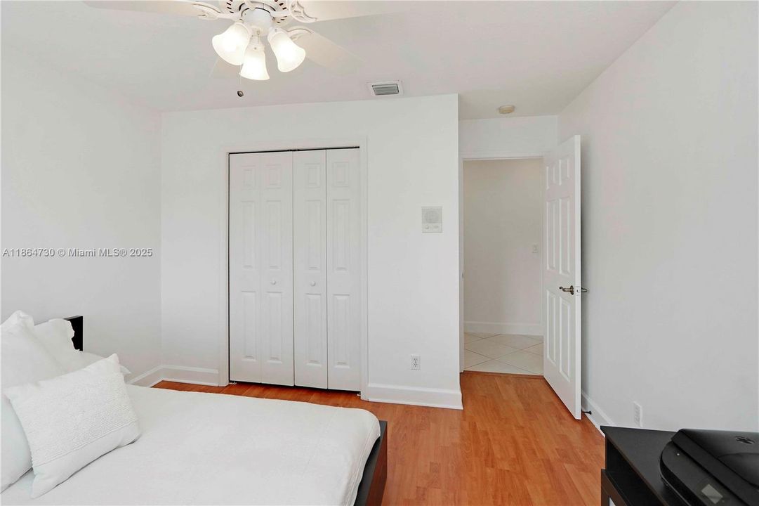 Под контрактом: $1,075,000 (5 спален, 3 ванн, 3305 Квадратных фут)