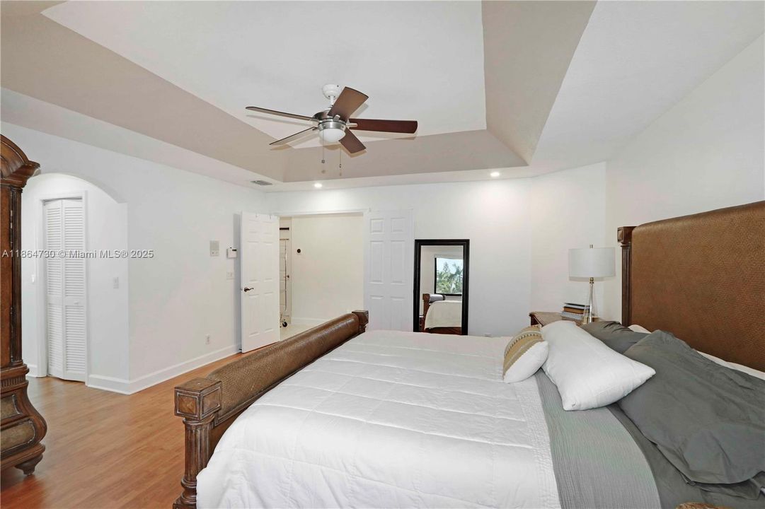 Под контрактом: $1,075,000 (5 спален, 3 ванн, 3305 Квадратных фут)