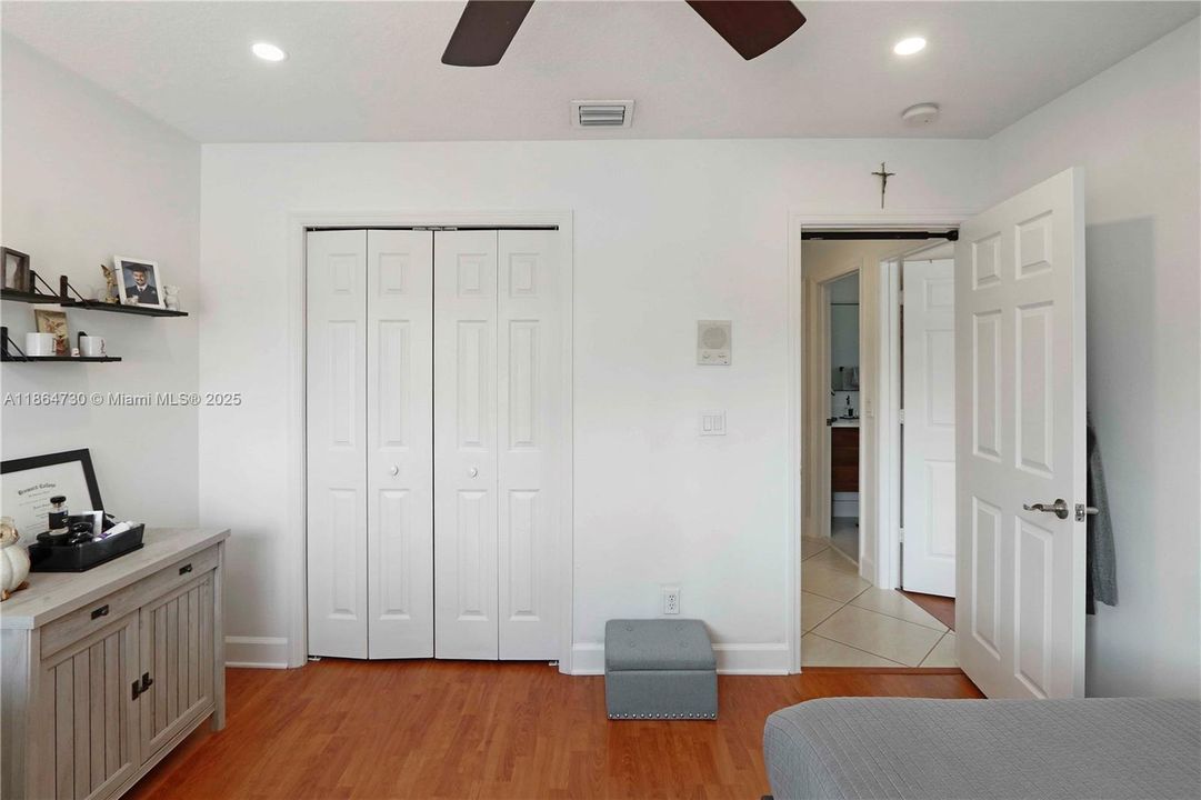 Под контрактом: $1,075,000 (5 спален, 3 ванн, 3305 Квадратных фут)