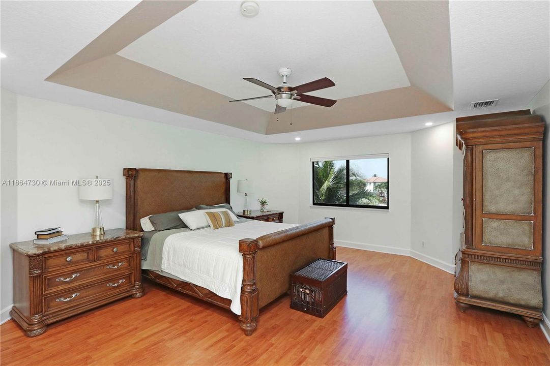 Под контрактом: $1,075,000 (5 спален, 3 ванн, 3305 Квадратных фут)