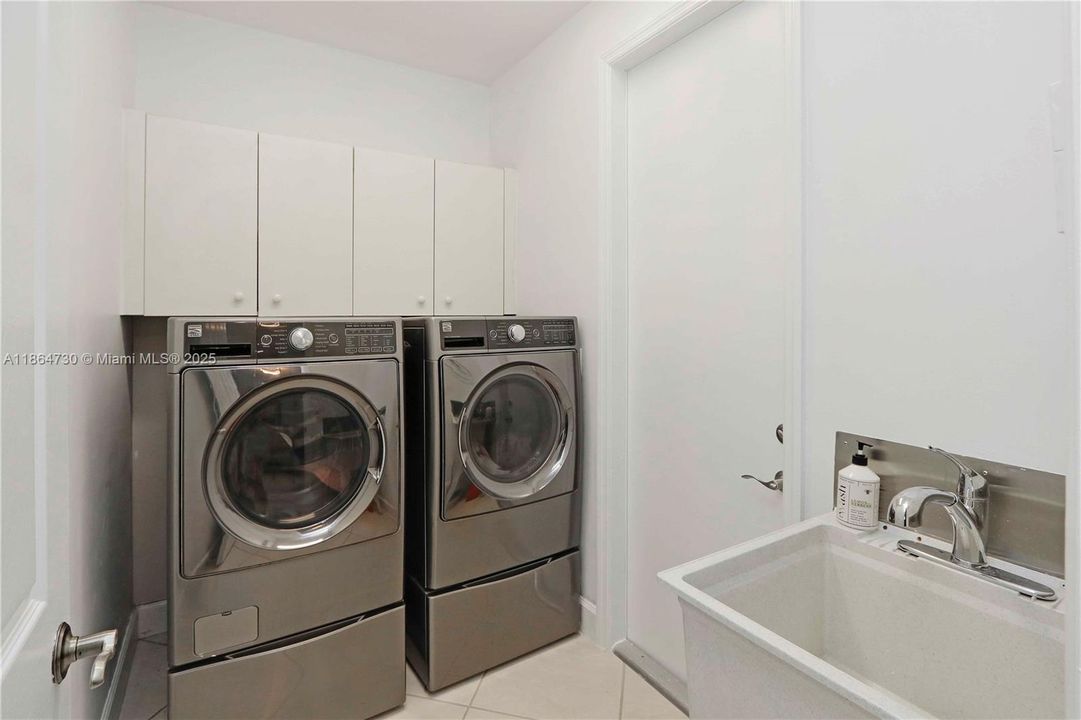 Под контрактом: $1,075,000 (5 спален, 3 ванн, 3305 Квадратных фут)