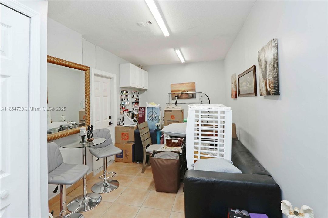 Под контрактом: $1,075,000 (5 спален, 3 ванн, 3305 Квадратных фут)