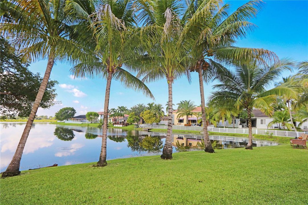 Под контрактом: $1,075,000 (5 спален, 3 ванн, 3305 Квадратных фут)