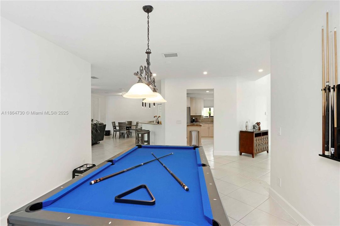 Под контрактом: $1,075,000 (5 спален, 3 ванн, 3305 Квадратных фут)