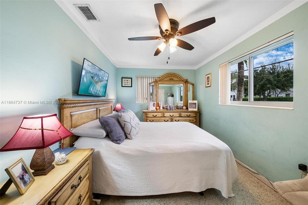 合同活跃: $485,000 (2 贝兹, 1 浴室, 1060 平方英尺)