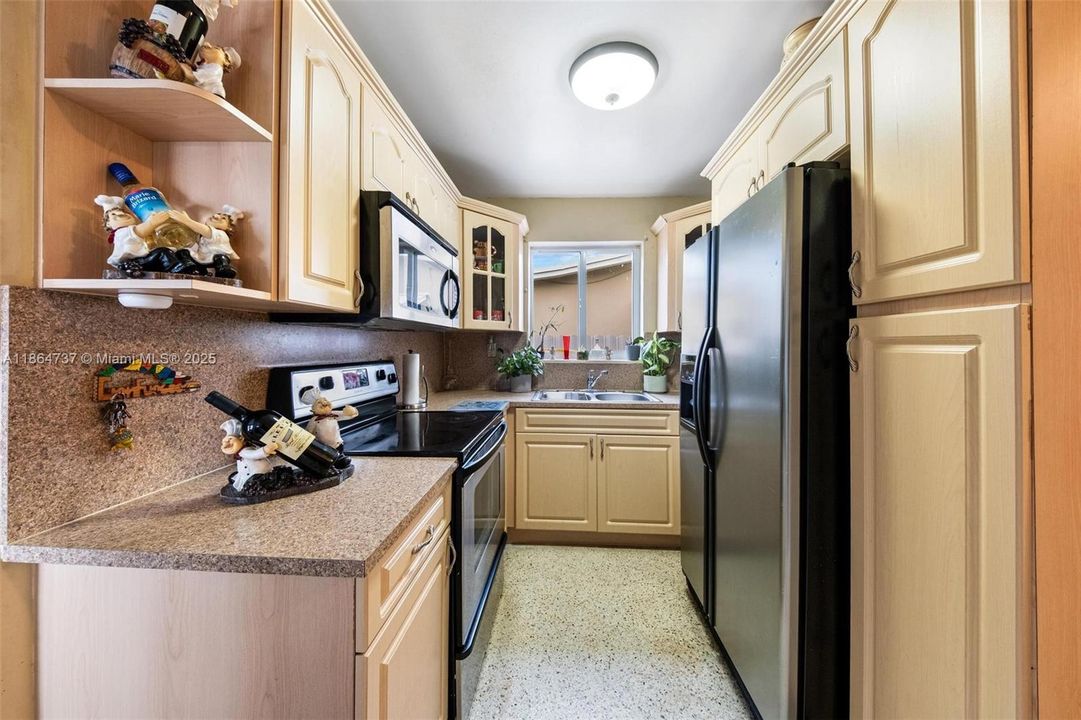 合同活跃: $485,000 (2 贝兹, 1 浴室, 1060 平方英尺)