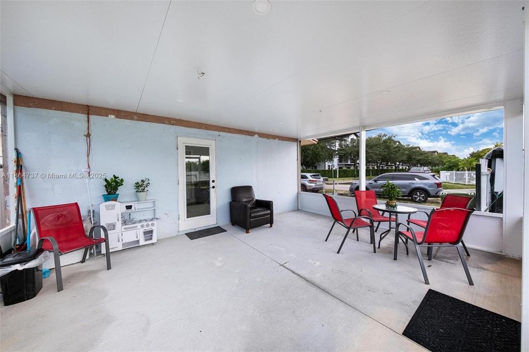 合同活跃: $485,000 (2 贝兹, 1 浴室, 1060 平方英尺)