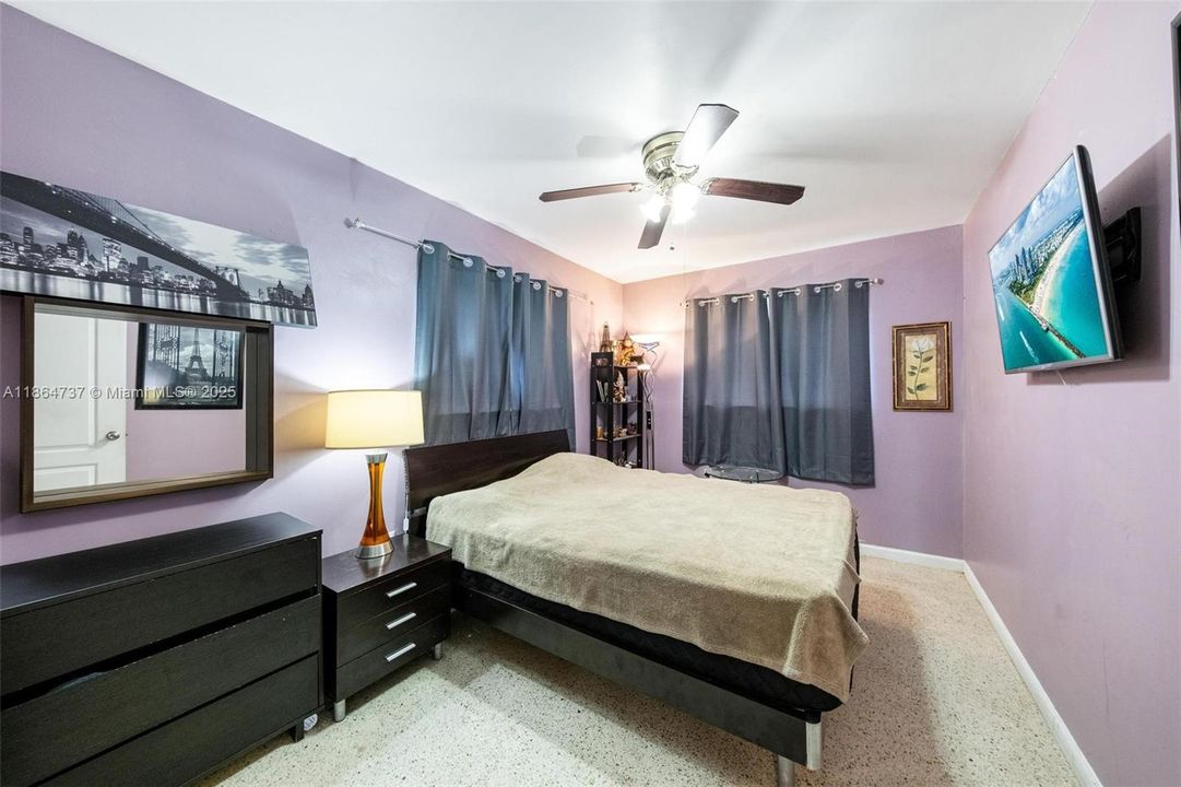 合同活跃: $485,000 (2 贝兹, 1 浴室, 1060 平方英尺)