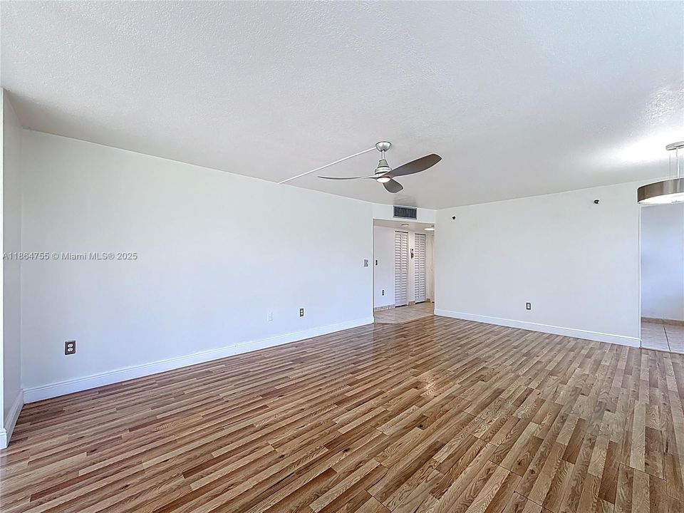 Vendido Recientemente: $134,900 (2 camas, 2 baños, 1120 Pies cuadrados)