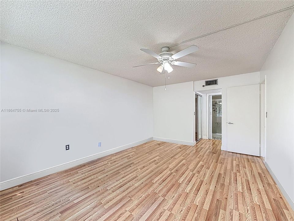 Vendido Recientemente: $134,900 (2 camas, 2 baños, 1120 Pies cuadrados)