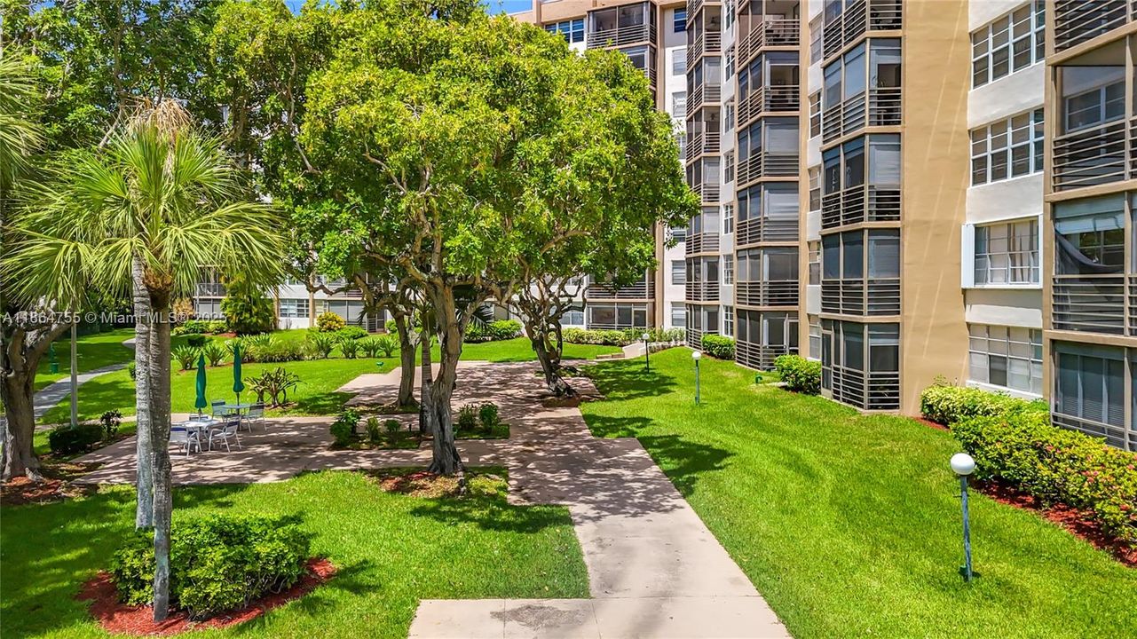 Vendido Recientemente: $134,900 (2 camas, 2 baños, 1120 Pies cuadrados)