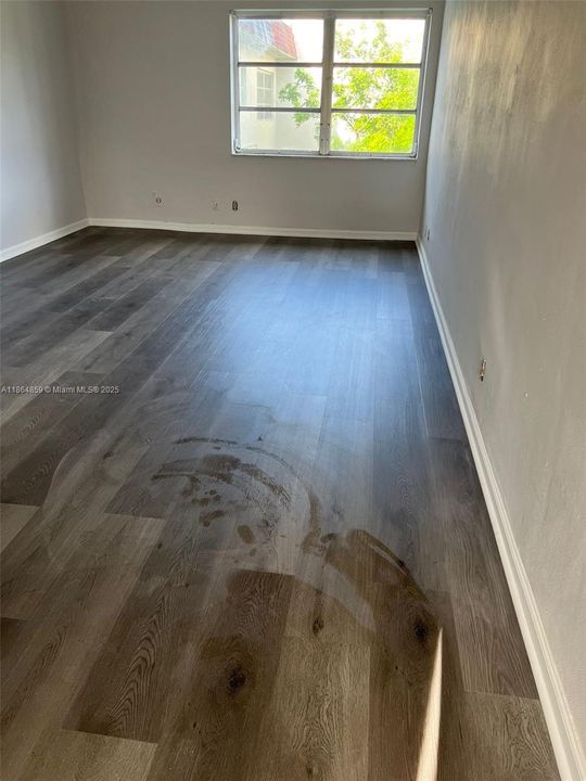 Active With Contract: $1,500 (1 beds, 1 baths, 670 Square Feet)